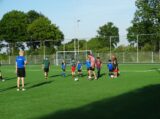 Laatste training S.K.N.W.K. JO10-1 van seizoen 2022-2023 (partijtje tegen de ouders) (147/165)